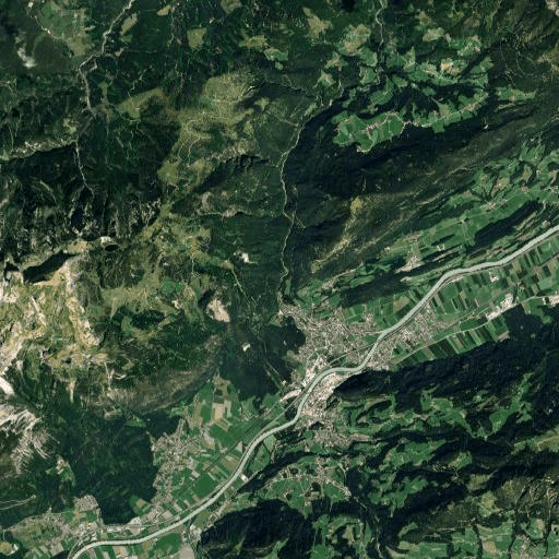 Luftaufnahme der Tiroler Berglandschaft