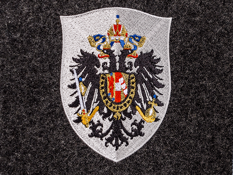 Stickerei mit Wappen auf Filz